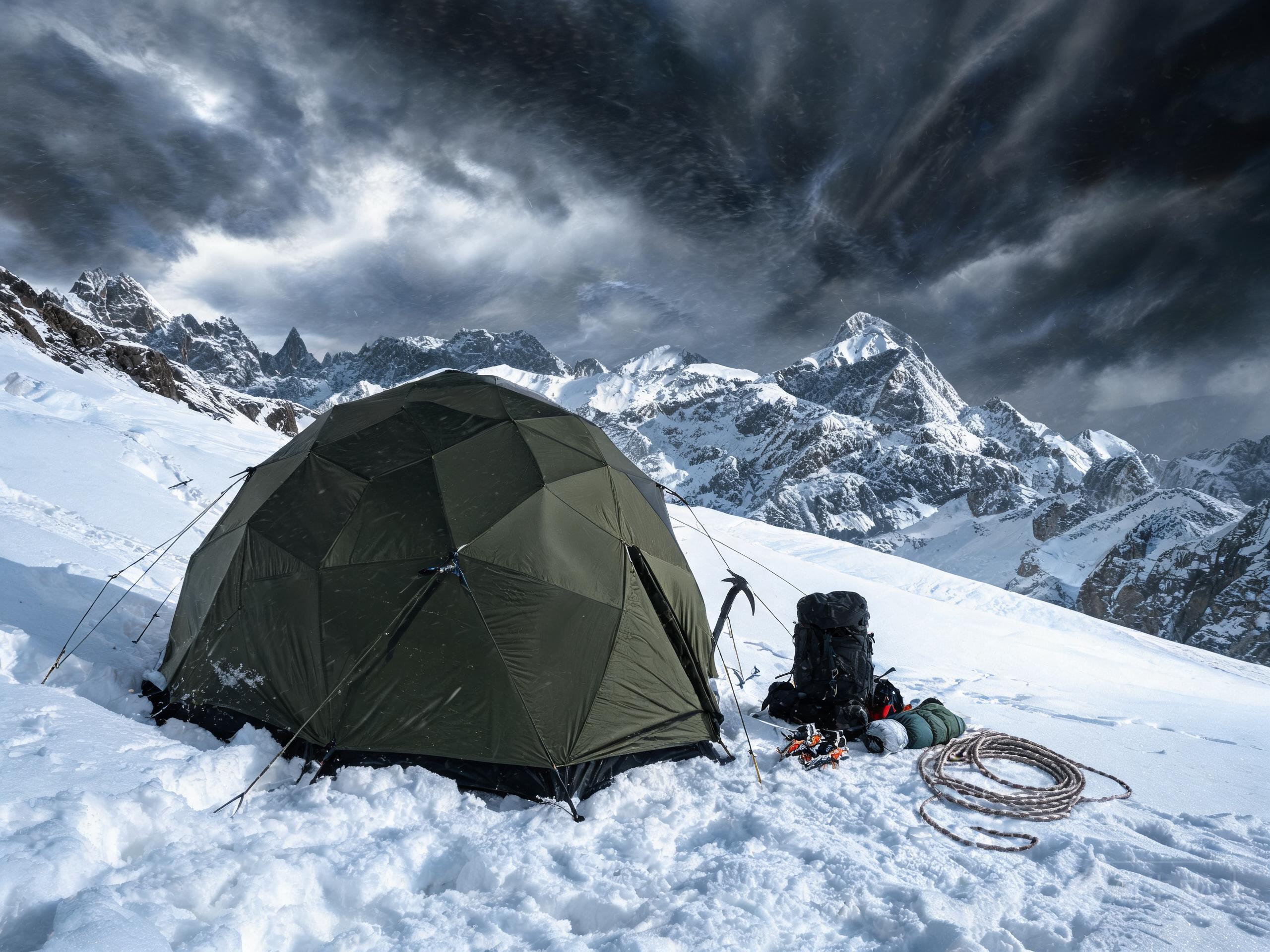 Northridge Expedition 3P in snowy alpine terrain